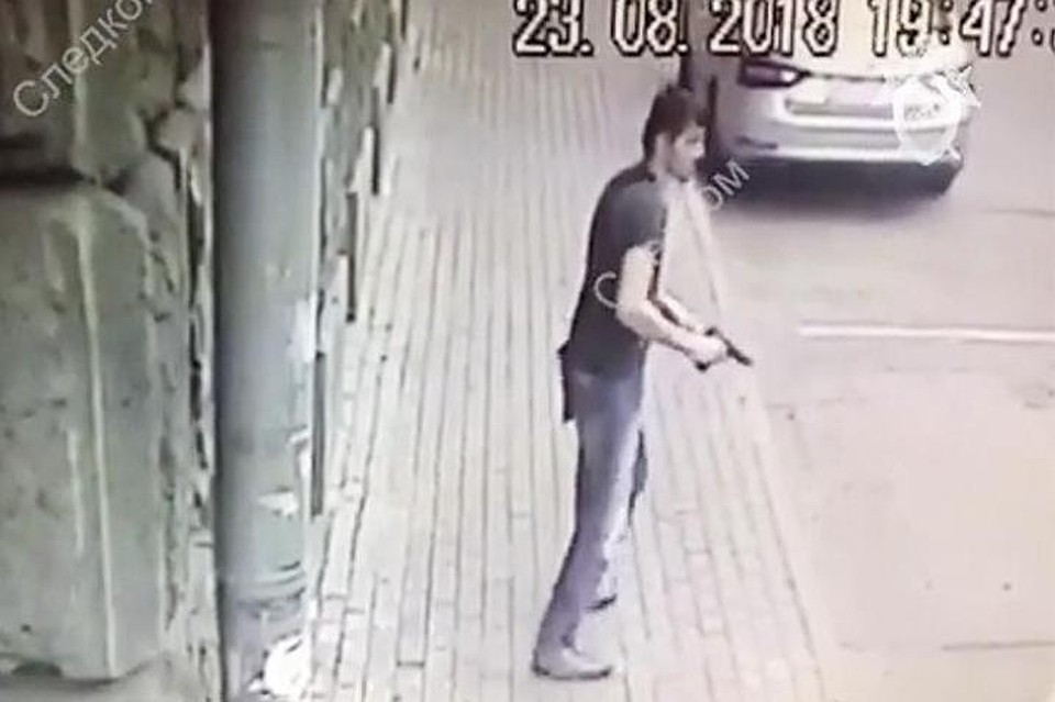 На записи видно, как злоумышленник начинает стрелять по полицейским