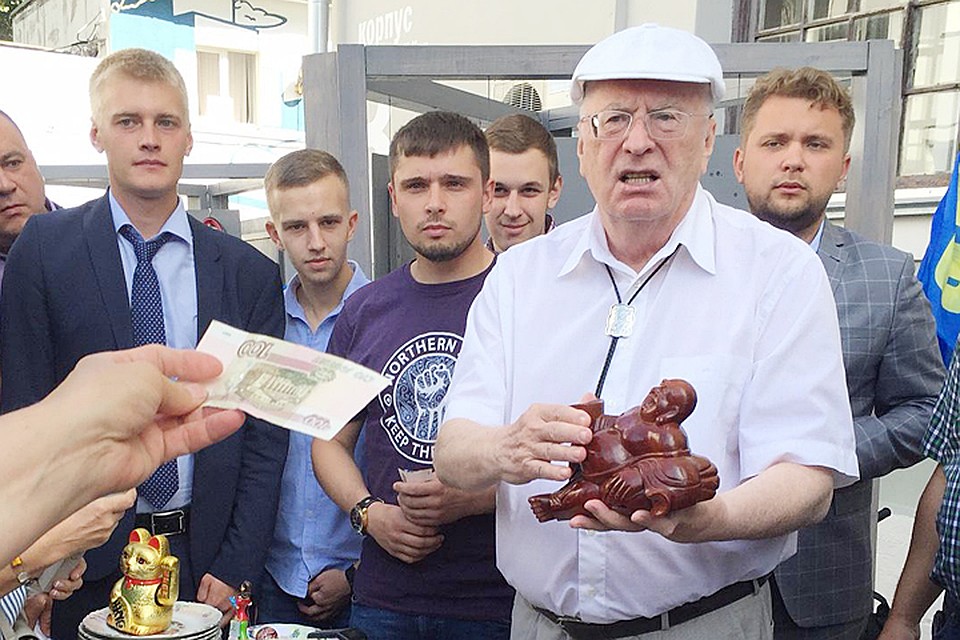 Владимир Жириновский решил помочь местной публике - и покупал, и сам продавал, и все время отчаянно торговался
