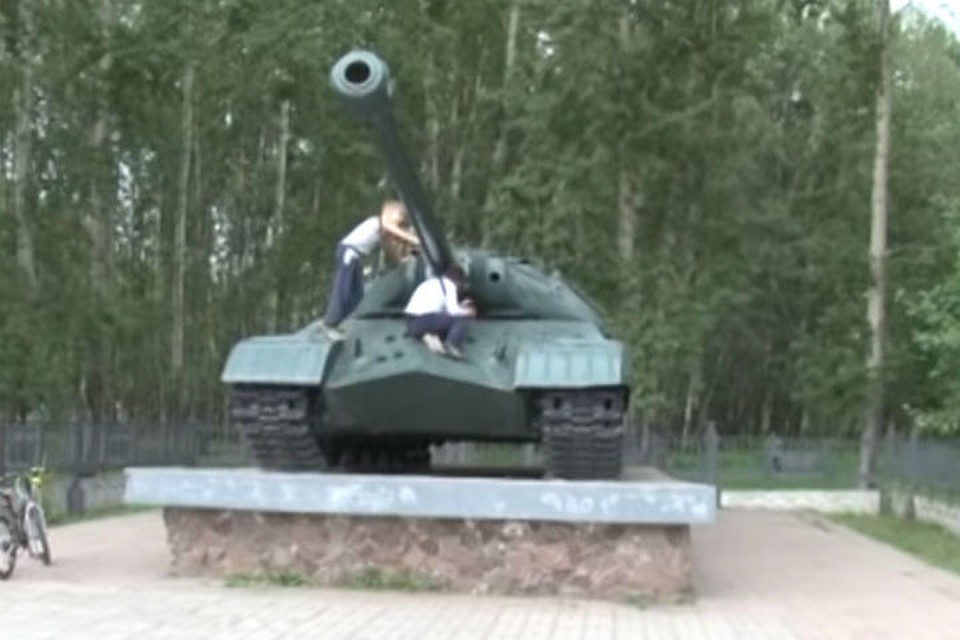 Кошка родила четверых котят прямо в танке на площади Победы. Фото: стоп-кадр АТВ.