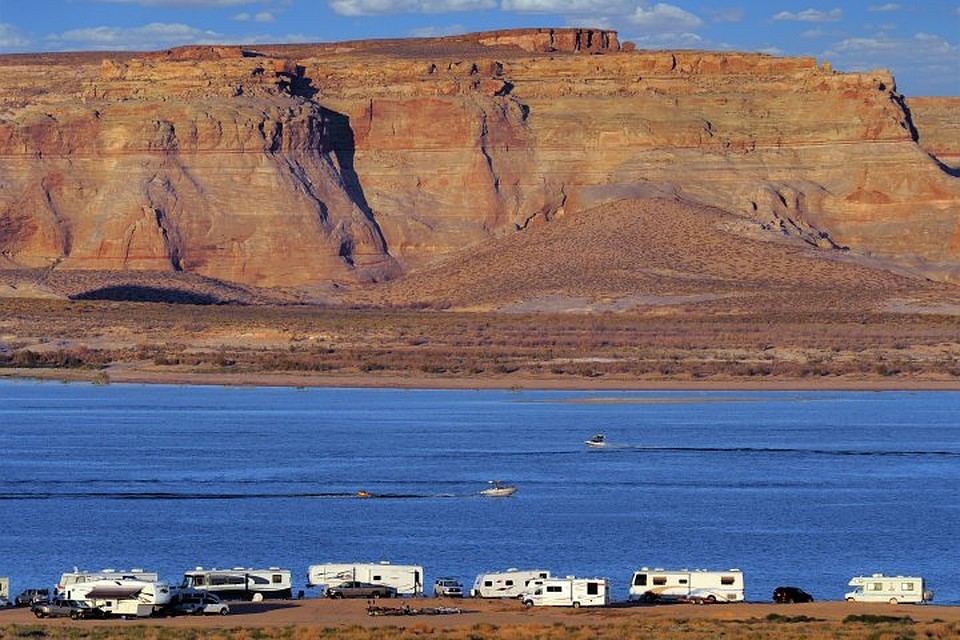 Заповедник Glen Canyon, на территории которого находится водохранилище, располагается в штатах Аризона и Юта
