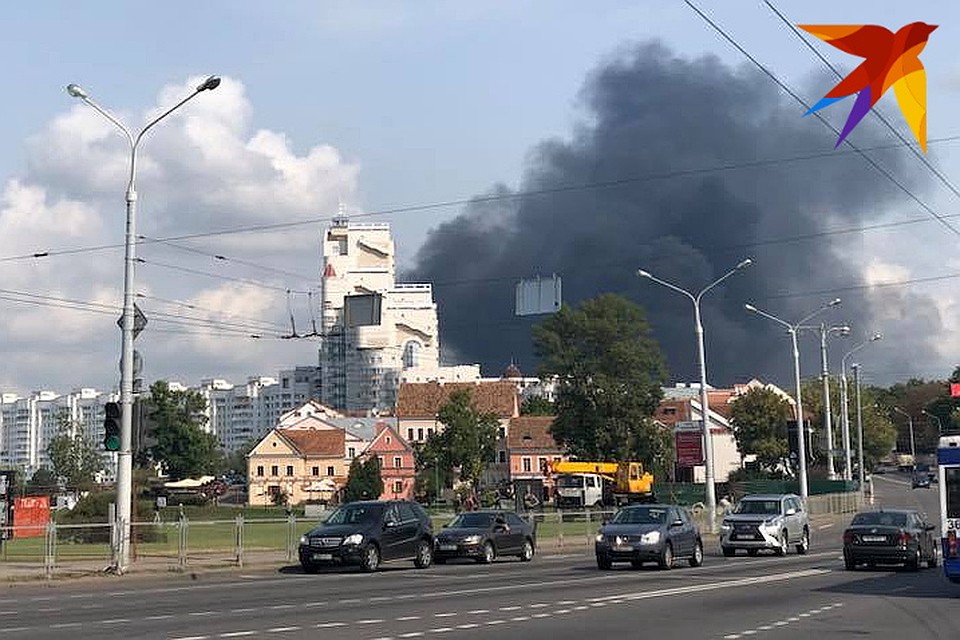 В Минске горит мебельный центр