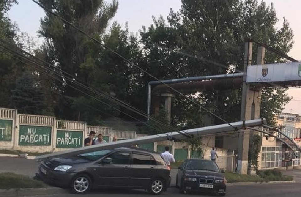 Упавший стоб сильно повредил автомобиль. Фото: Блокнот Молдова