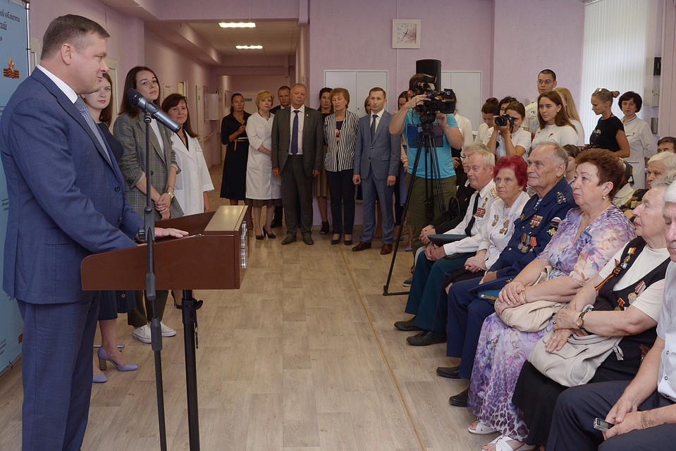 На передачу сертификата пригласили как медиков, так и пациентов госпиталя