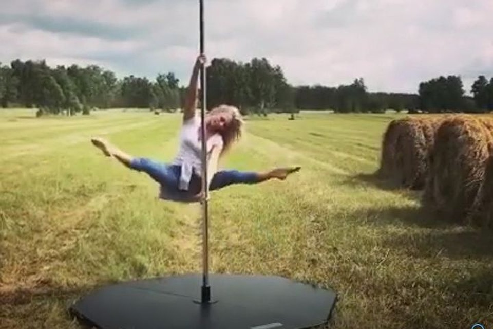 Девушка станцевала в чистом поле. Фото: www.instagram.com/marina_sivolobova/