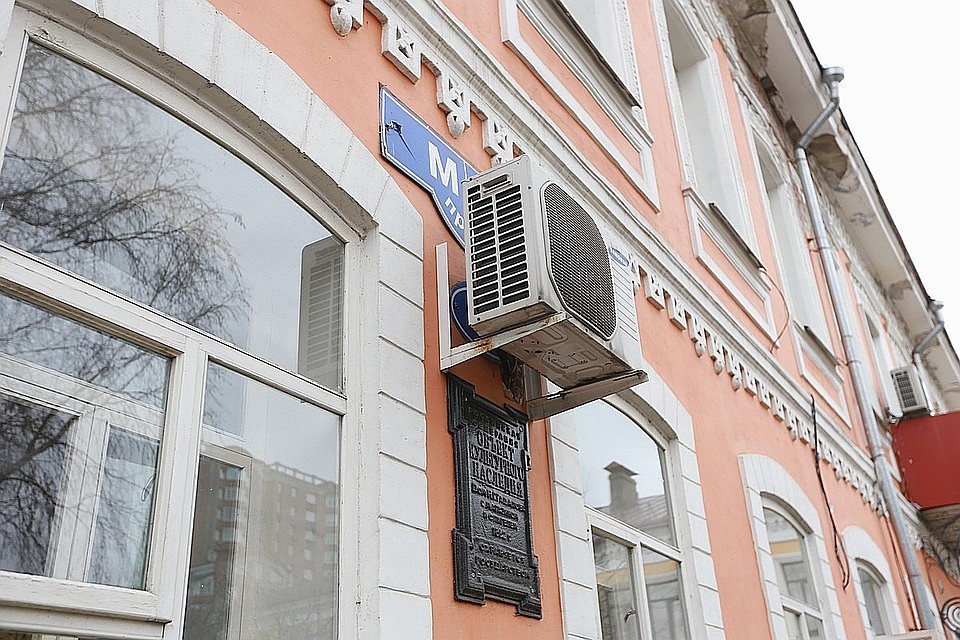 Невзрачные дома в Красноярске занавесят баннерами.
