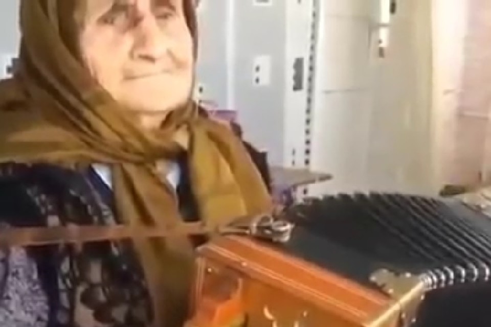 90-летняя гармонистка покорила сердца пользователей интернета