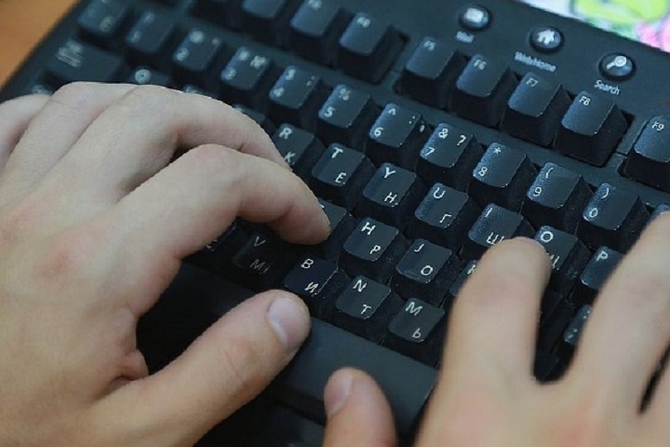 Мужчина уничтожал документы, не отрываясь от рабочего процесса.