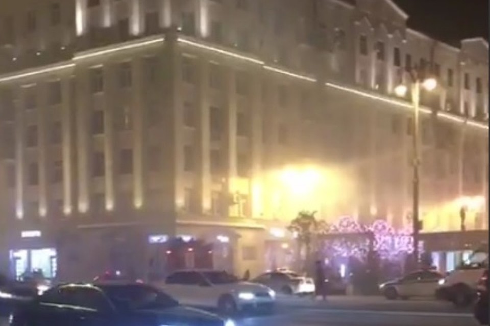 Трех человек спасли при пожаре напротив мэрии Москвы