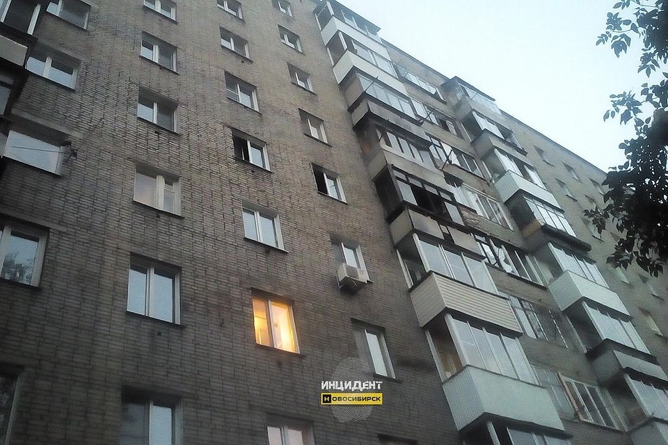 Во вторник вечером загорелась квартира на 5 этаже девятиэтажки. Фото: "Инцидент. Новосибирск".