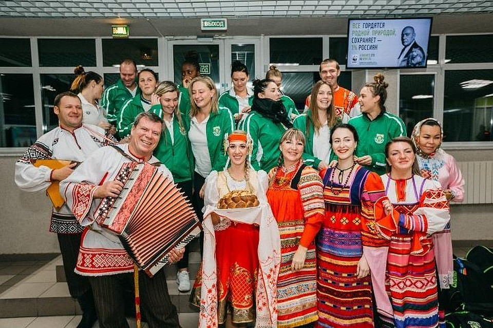 Спортсменок встречали в Сургуте с хлебом и солью. Фото из соцсети ВКонтакте