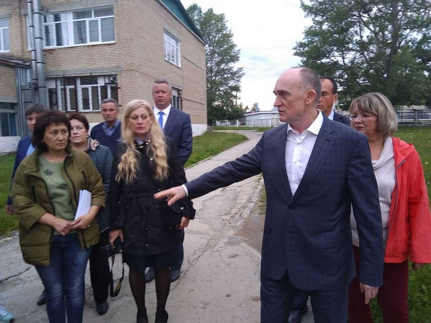 Борис Дубровский осмотрел поврежденные здания в Катав-Ивановске после землетрясения. Фото: пресс-служба губернатора.