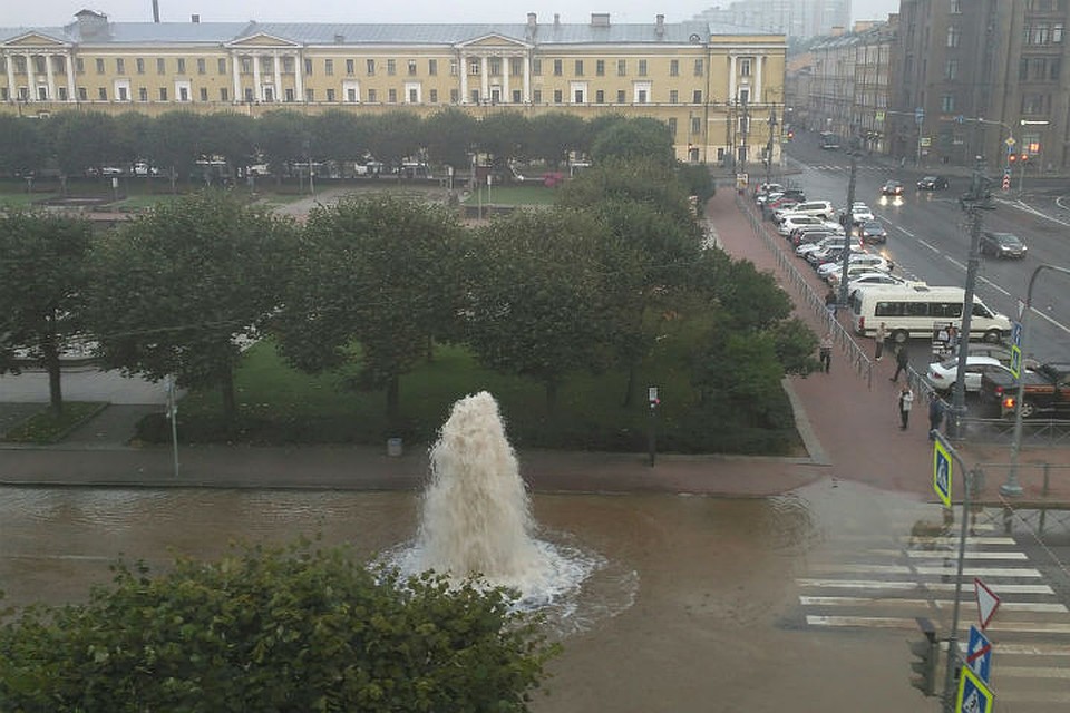 В семь утра фонтан еще красовался. Фото: zellbl4 zzz, "ДТП и ЧП" ВКонтакте