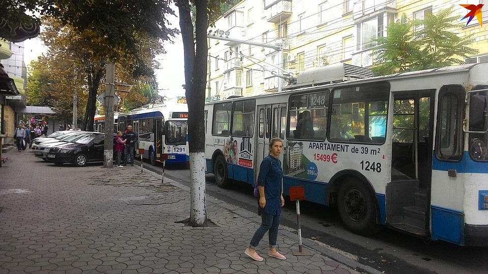 Троллейбусы встали.