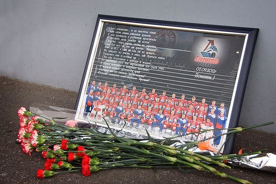 В здании ледовой арены оборудуют мемориал, где можно будет возложить цветы.