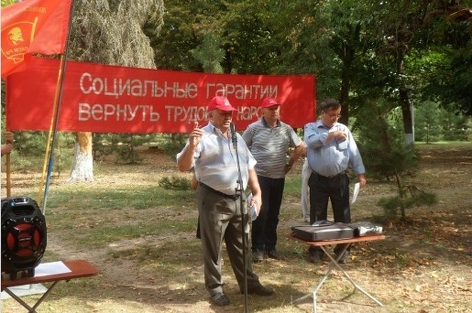 На митинг пришли порядка двухсот человек