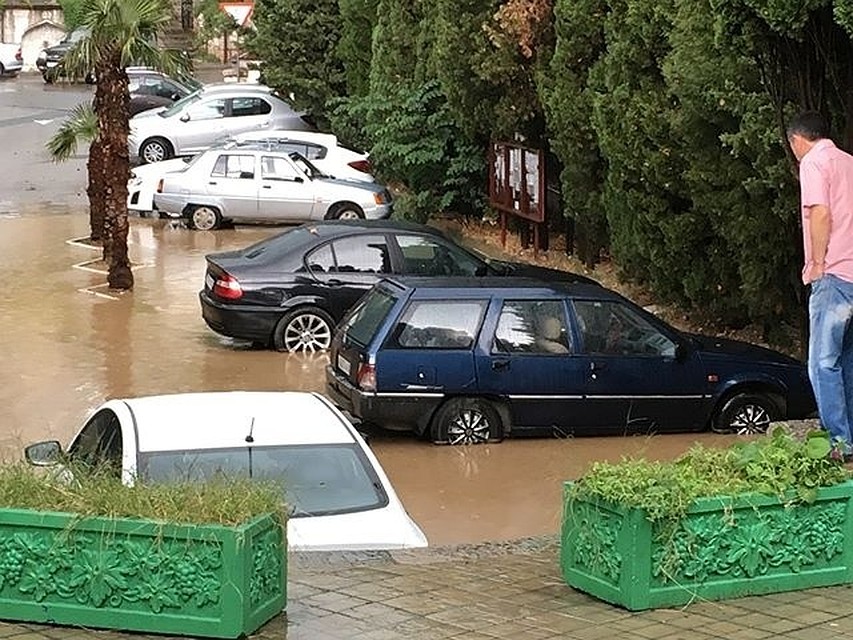 Пять подземных переходов затопило в Ялте