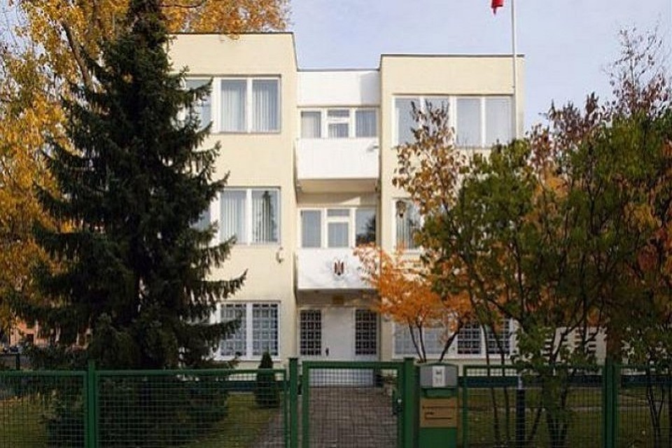 Сотрудники молдавского посольства находятся под охраной полиции (Фото: deschide.md).