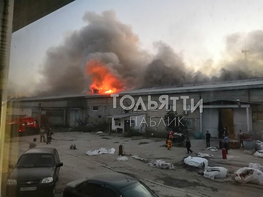 Причину пожара и ущерб, который нанесло пламя, сейчас выясняют специалисты. Фото: паблик «Тольятти»