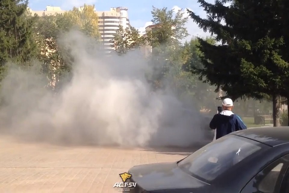 Пользователи соцсетей возмутились, что так много людей начали просто снимать происходящее на телефоны.
