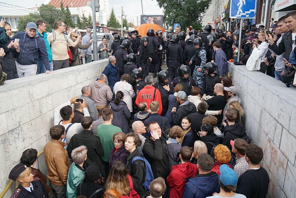 В районе Музыкального центра случилась стычка митингующих с полицией.
