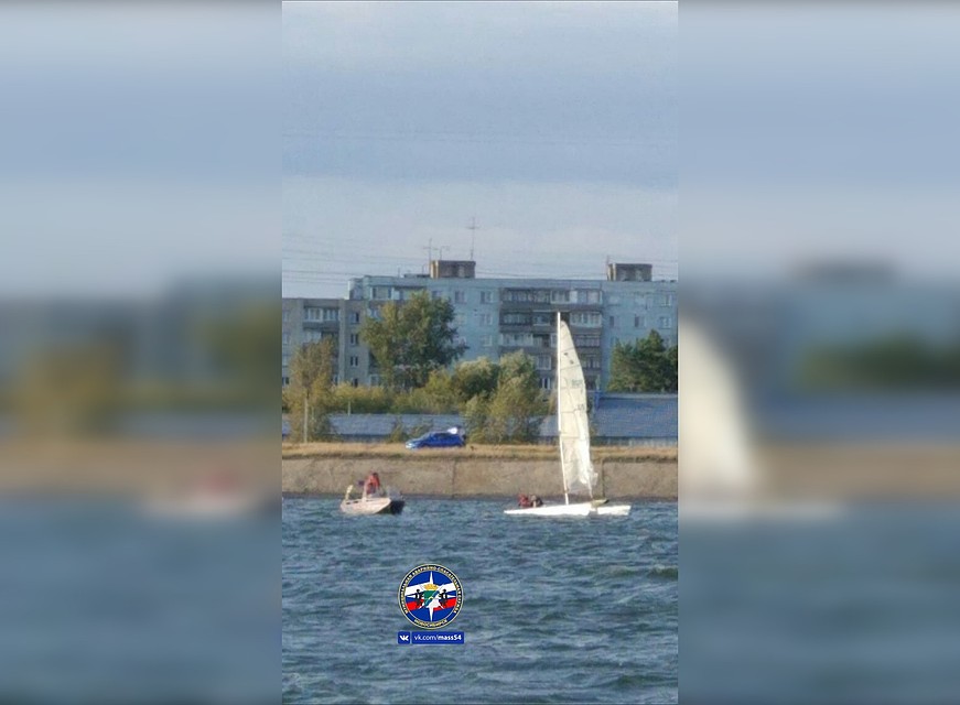 Двое мужчин катались на парусном катамаране и оказались в воде. Фото: МАСС.