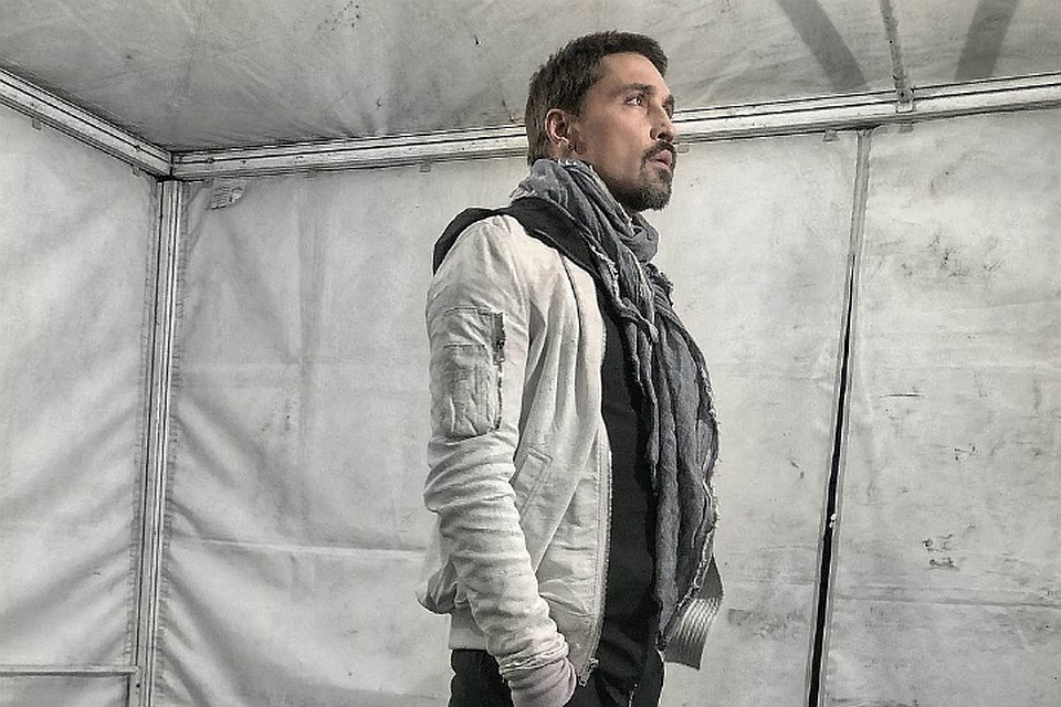 На своей странице Билан написал, что в Омске пришлось выступать в шарфе, чтобы не простыть. Фото: instagram.com