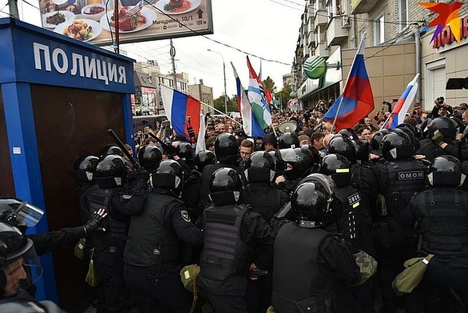 На встречу митингующим вышли бойцы ОМОНа.