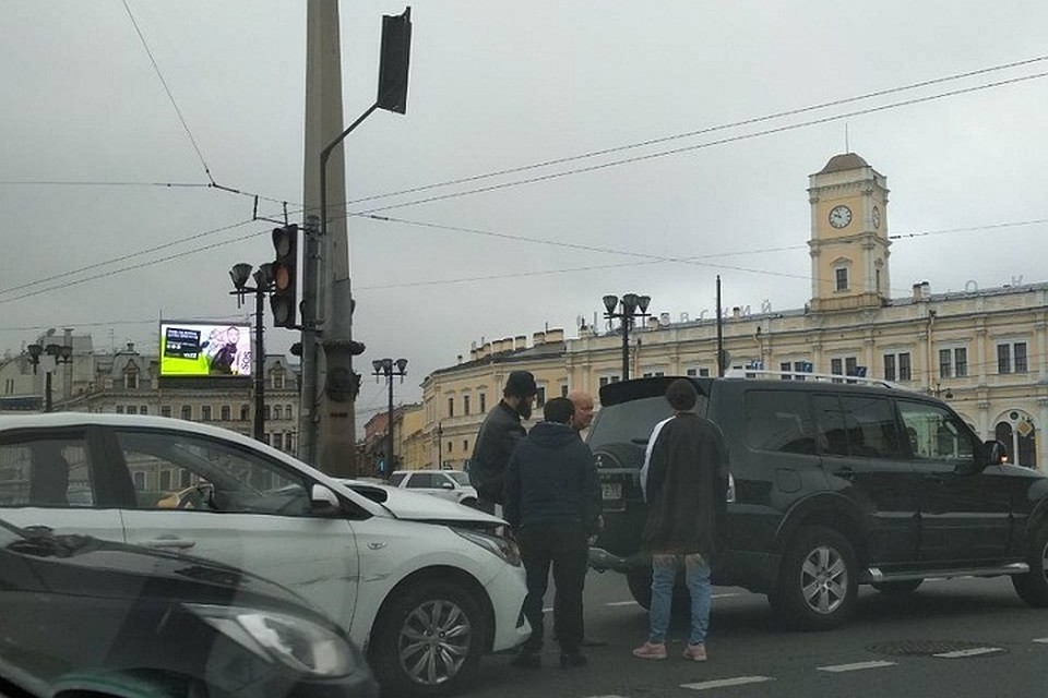 В центре Петербурга в аварию попал Дукалис из "Улиц разбитых фонарей". Фото: vk.com/spb_today