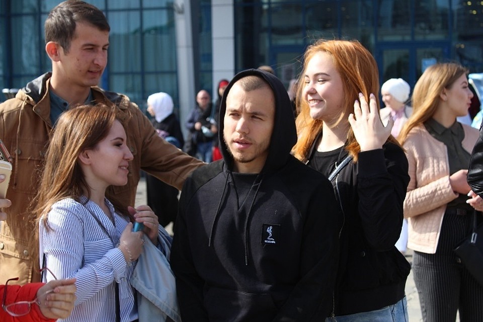 Сергей Романович одет во все черное, голова в основном прикрыта, как у мусульман.