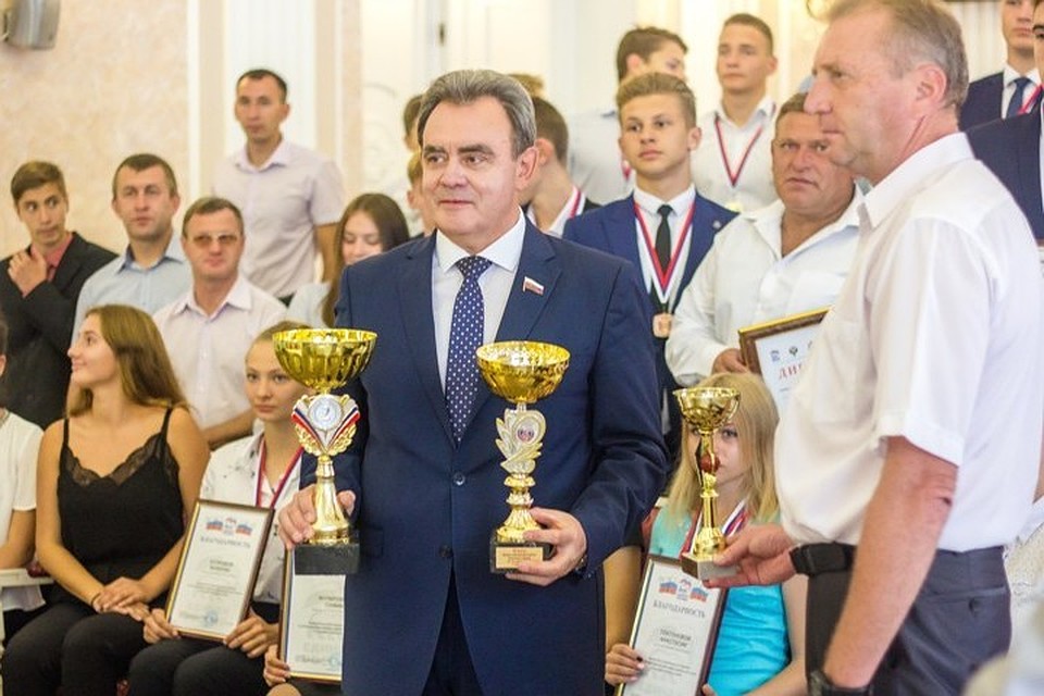 Ребята подарили Валерию Кузьмичу кубок, завоеванный на самарском фестивале
