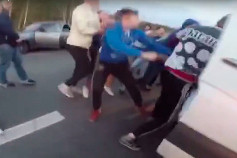 Участники драки сняли ее на видео.