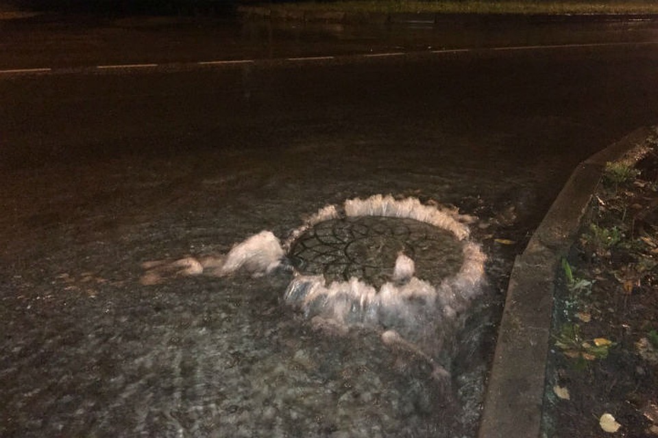 Из люка на Красноборской улице хлещет вода.