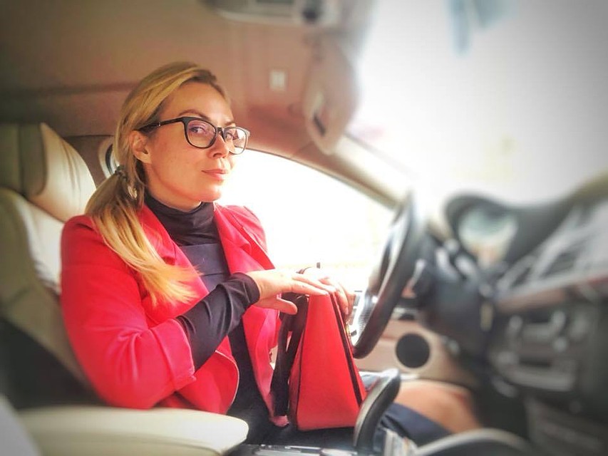 В соцсетях Юлия Миронова написала, что красный хорош только в аксессуарах. Фото: Юлия Миронова / Facebook.