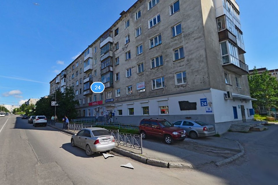 Почтовое отделение располагается на самом нижнем этаже мурманского дома, где случился пожар. Фото: "Яндекс-карты"