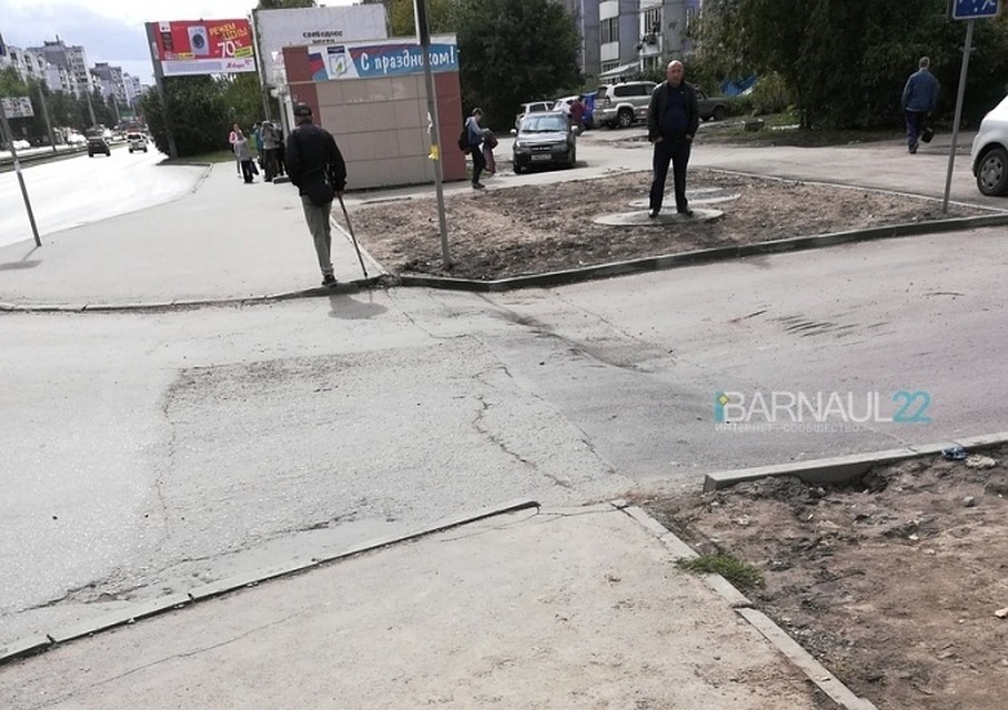 Асфальт проваливается в Барнауле на оживленном перекрестке