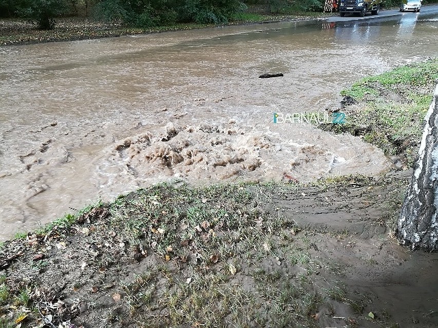 Улицу Островского затопило в Барнауле из-за порыва на водопроводе