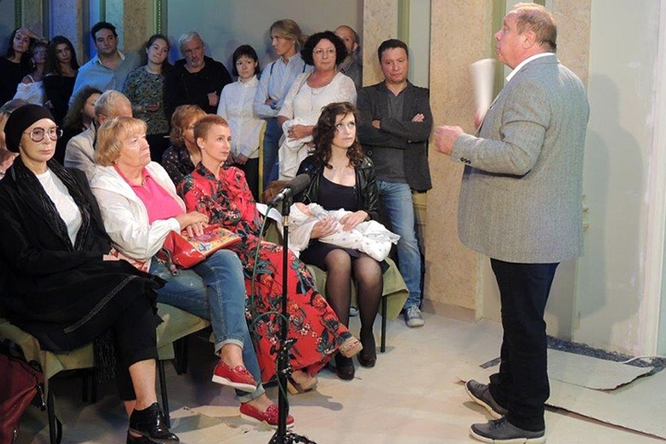 Худрук тетра "Школа Современной пьесы" Иосиф Райхльгауз выступает перед труппой. На переднем плане - Татьяна Васильева и Елена Санаева. Крайняя справа Татьяна Циренина с ребенком на рука