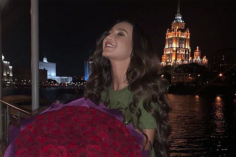 Бузова разместила фото с букетом, подписав его «Верите ли вы в дружбу между мужчиной и женщиной? Спасибо, Тимуш»