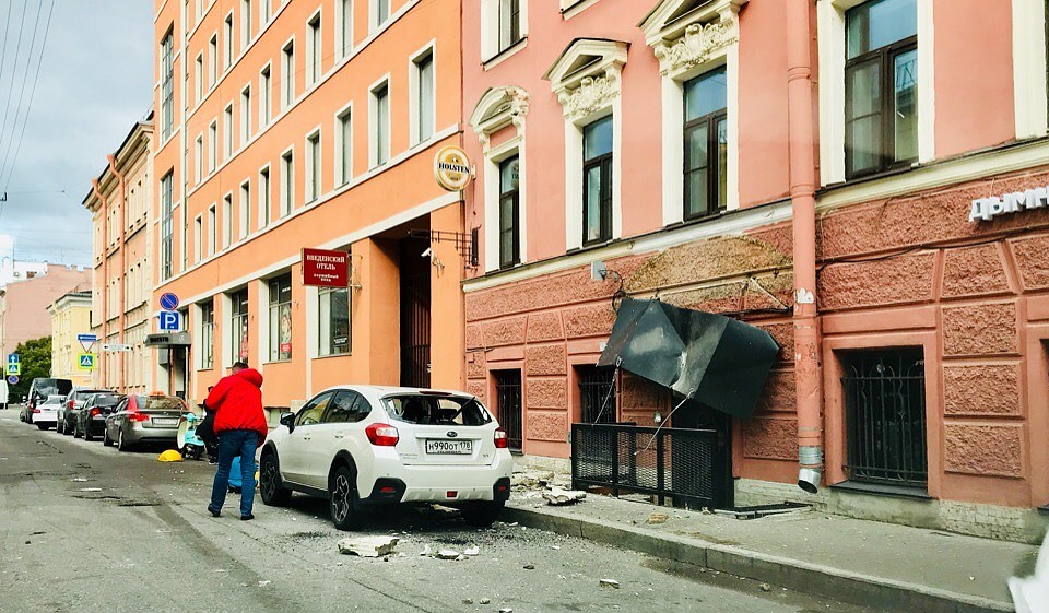 Обломки упали на машину Фото: ДТП и ЧП Санкт-Петербурга