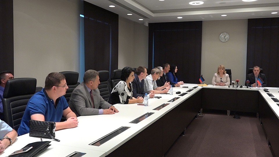 В Донецке прошло первое заседание временной парламентской комиссии по выявлению фактов причинения ущерба юридическим и физическим лицам в результате противоправной деятельности представителей Министерства доходов и сборов