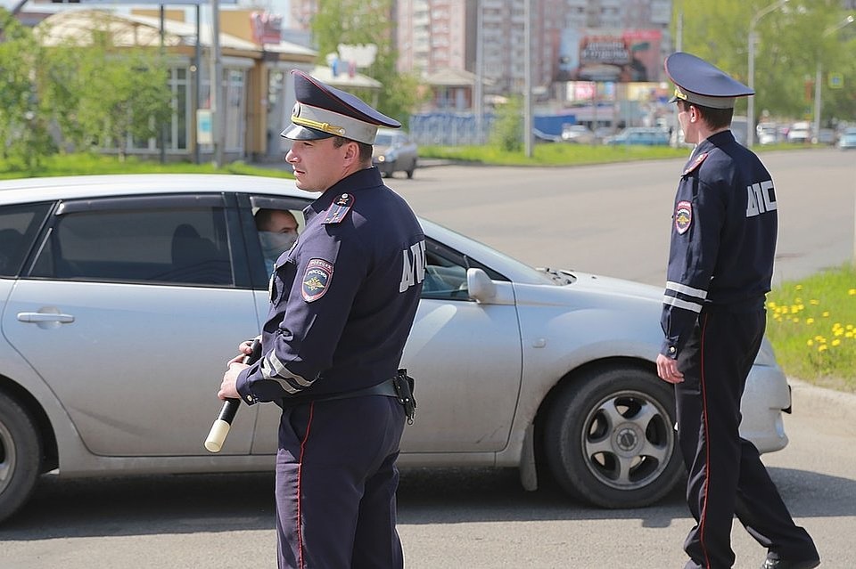 В Красноярске ищут инспекторов ДПС на зарплату в 45 тысяч.