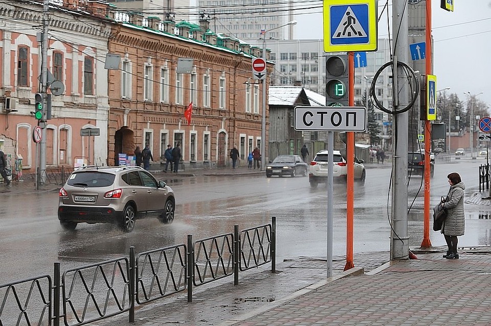 Гроза с ливнем и сильным ветром обрушилась на Красноярск.