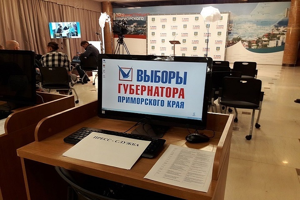 Многие журналисты собираются работать и ночью, чтобы оперативно получать информацию избирательной комиссии Приморья