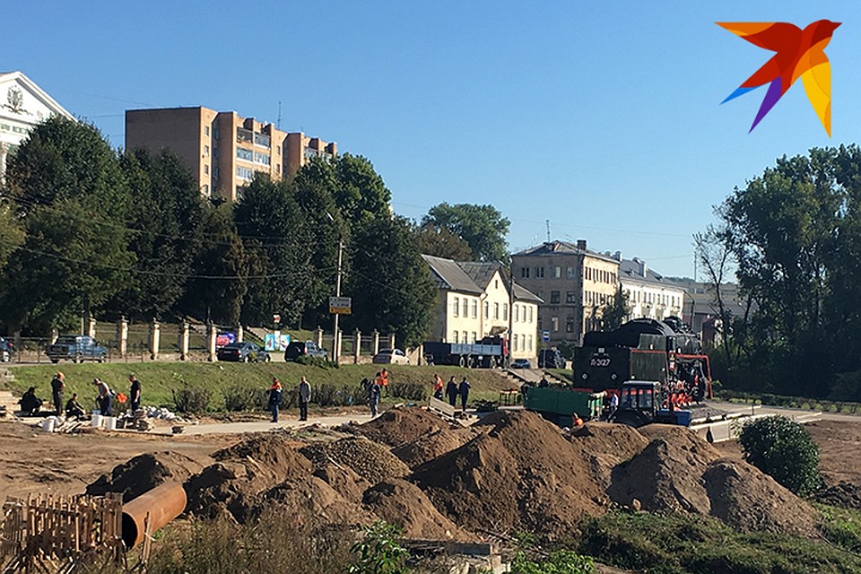 В Смоленске благоустраивают площадку рядом с памятником-паровозом.