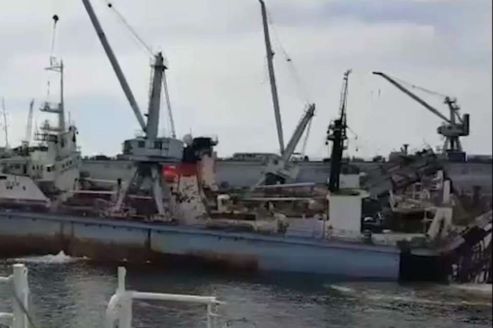 В Приморье затонул плавучий док с двумя судами
