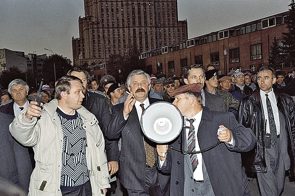 Генерал Александр Руцкой (в центре) бой у Белого дома проиграл...