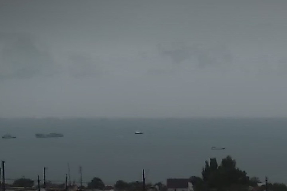 Корабли ВМС Украины сопровождают российские пограничники