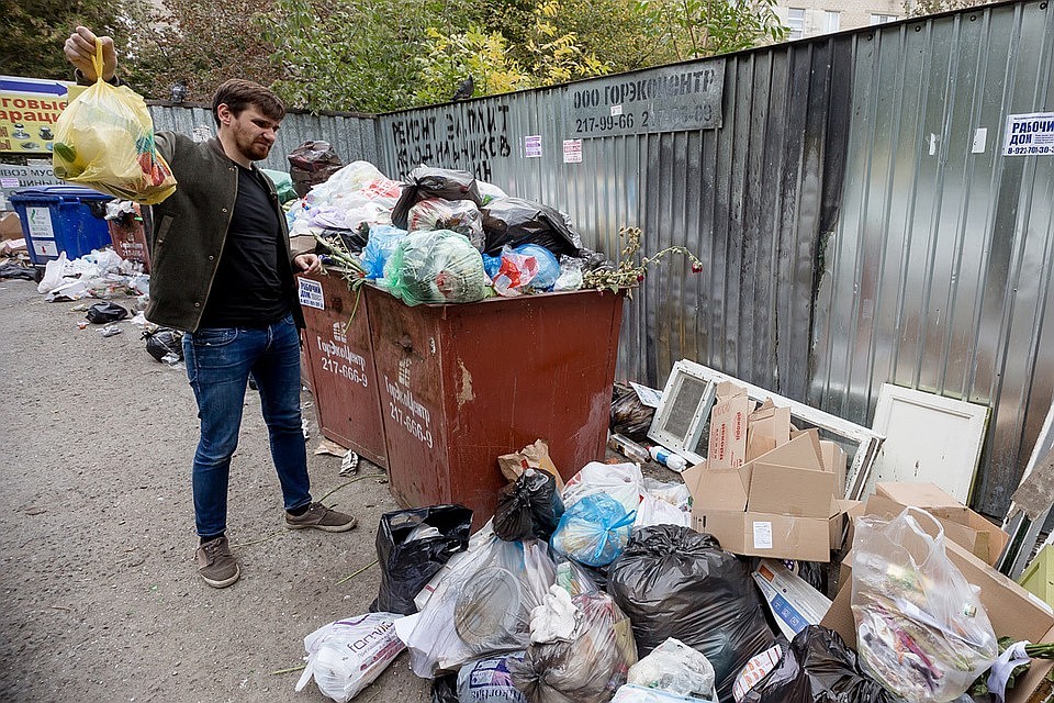 В челябинских дворах некуда деваться от мусора и вони!