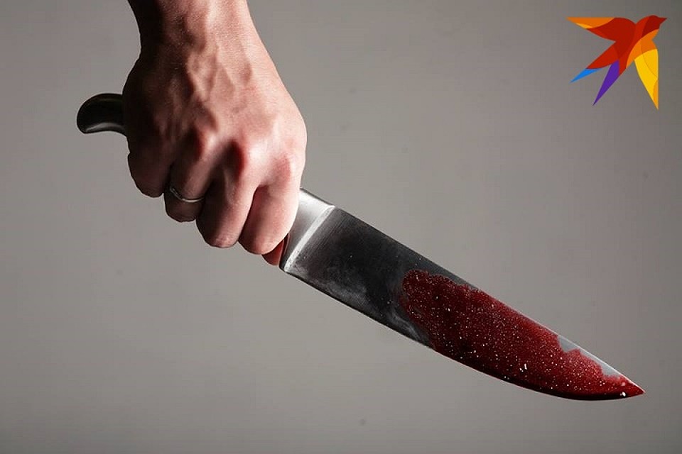 Взял нож дома и полоснул им обидчика.