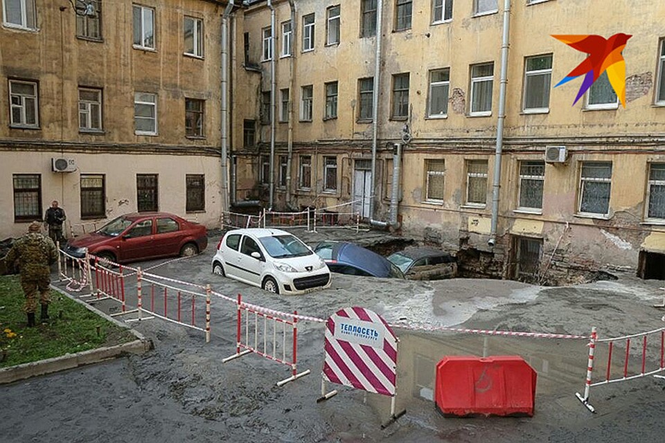 На Измайловском проспекте произошел смертельный прорыв трубы, погибли два человека.